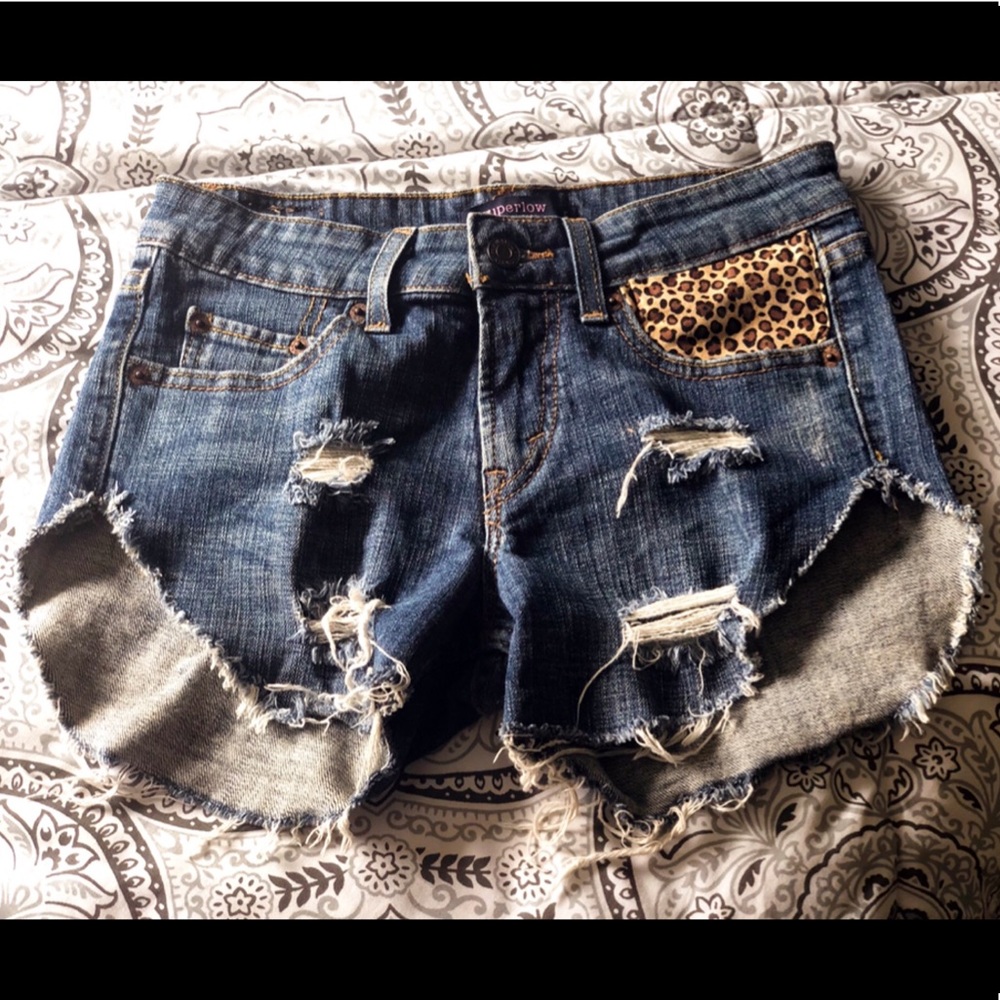 Levi’s Distressed Shorts 🤩